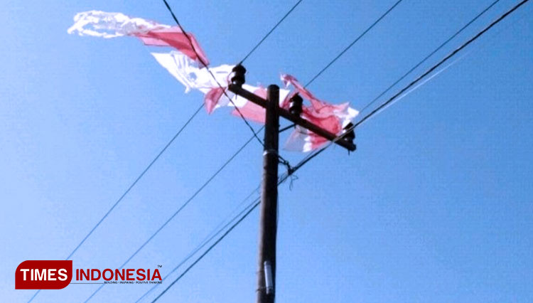 Tampak layangan menyangkut di tiang dan kabel listrik PLN, yang menyebabkan listrik padam (FOTO: PLN for TIMES Indonesia).