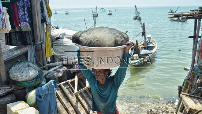 Ilustrasi. Nelayan mengangkut ikan hasil tangkapan. (Foto: dok/TI)