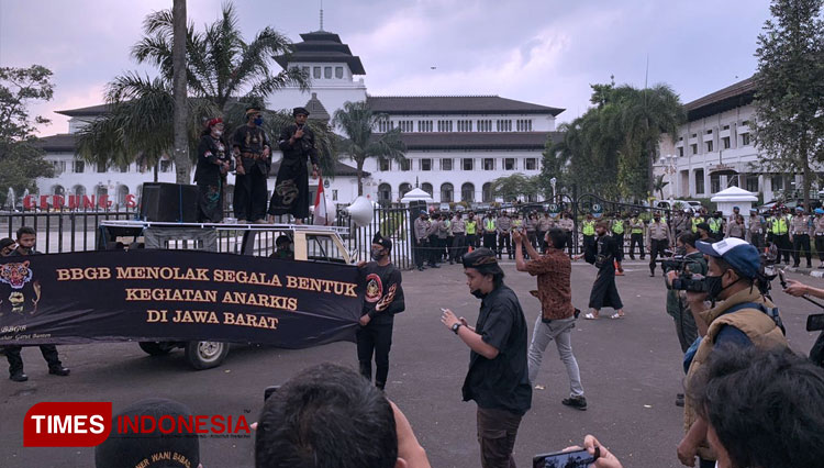 Organisasi BBGB (Baraya Bahar Garut Banten) berunjuk rasa di depan gerbang Kantor Gubernur Provinsi Jawa Barat Ridwan Kamil, Gedung Sate. (FOTO: Iwa/TIMES Indonesia)