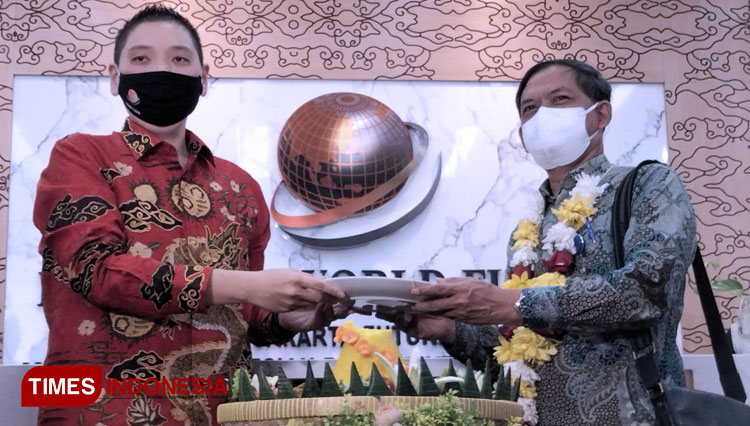 Pimpinan Cabang EWF Cirebon, Ernest Firman (kemeja batik merah) menyerahkan irisan tumpen pertama pada Agung Rihiyanto Direktur PT Kliring Berjangka Indonesia (Persero) (FOTO: Ayu Lestari/TIMES Indonesia)