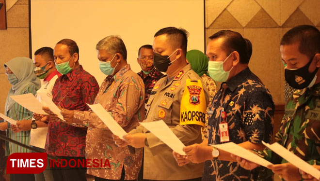 Pejabat Sekda Gresik dan Kapolrea Gresik serta ketua ormas saat deklarasi (Foto: Akmal/TIMES Indonesia).