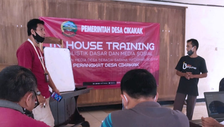 Pemanfaatan media desa, Pemdes Cikakak hadirkan TIMES Indonesia untuk memberikan materi jurnalisme positif. (Foto: Pemdes Cikakak for TIMES Indonesia)
