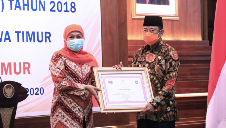 Plt Bupati Ponorogo Soedjarno terima penghargaan LPPD dari Gunernur Jatim Khofifah Indar Parawansa. (Foto: Humas Pemkab Ponorogo/TIMES Indonesia)