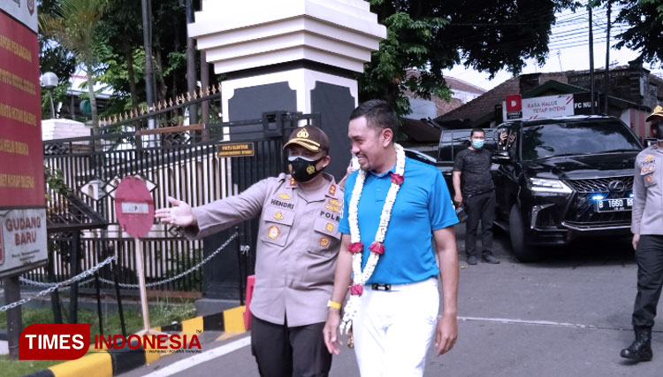 Kapolres Malang AKBP Hendri Umar saat menyambut Wakil Ketua Komisi III DPR RI, H Ahmad Sahroni SE M.IKom. (Foto : Binar Gumilang / TIMES Indonesia)