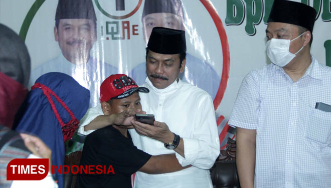Qosim-Alif saat memyapa warga di Kecamatan Menganti (Foto: Akmal/TIMES Indonesia).