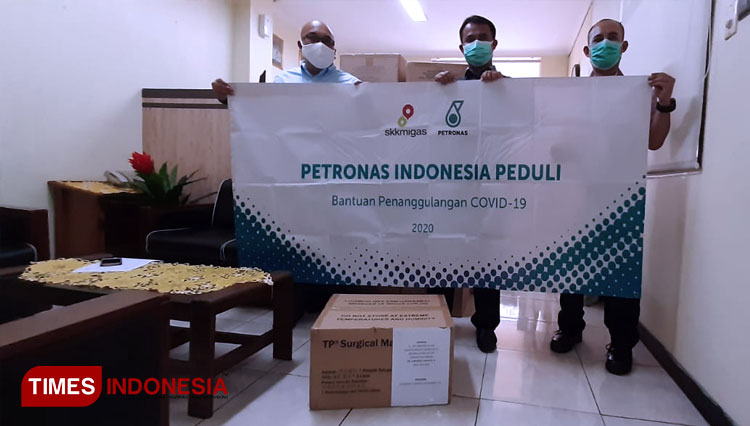 Kabag Humas Pemkab Gresik Reza Pahlevi saat menerima bantuan masker (FOTO: Akmal/TIMES Indonesia).