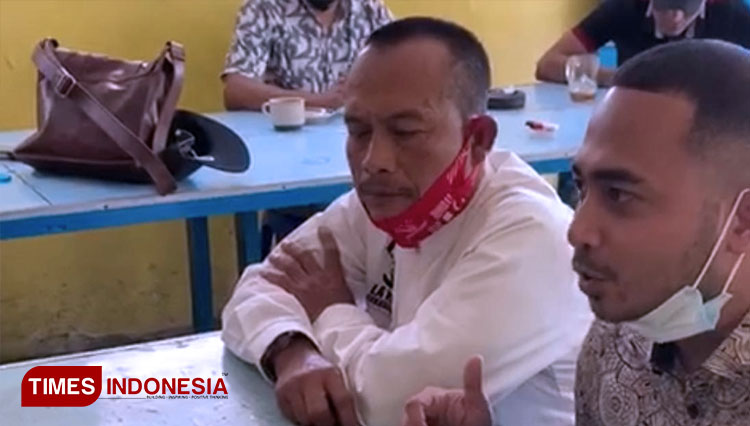 Rolland E Potu, kuasa hukum Mujiono, warga Desa Terik, Kecamatan Krian, Kabupaten Sidoarjo saat menjawab pertanyaan jurnalis (FOTO: Rudi Mulya/TIMES indonesia)