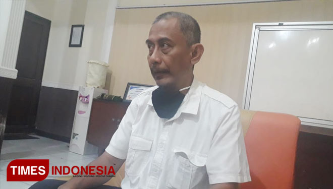 Kepala Bulog Subdivre Bondowoso, Rudi Prasetia saat dikonfirmasi terkait ketersediaan beras (FOTO: Moh Bahri/TIMES Indonesia).