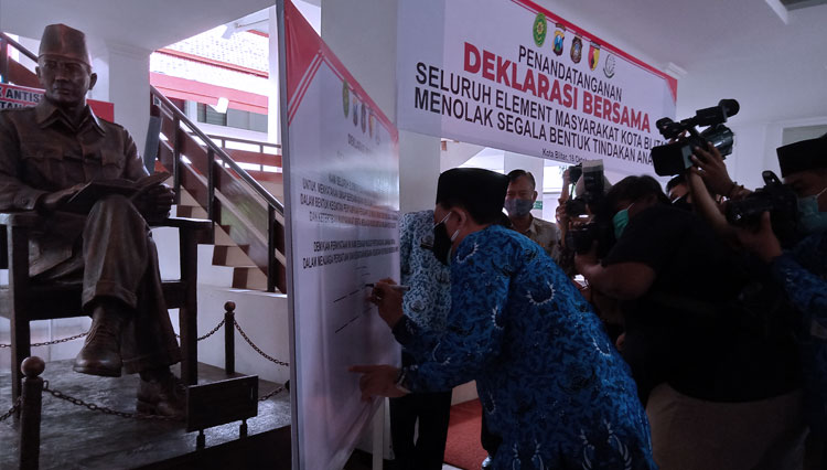 Pjs Wali Kota Blitar Jumadi menandatangani Deklarasi Bersama Menolak Segala Bentuk Tindakan Anarkis di halaman balaikota PemKot Blitar, Jumat (16/10/2020). (Foto: Sholeh/TIMES Indonesia)