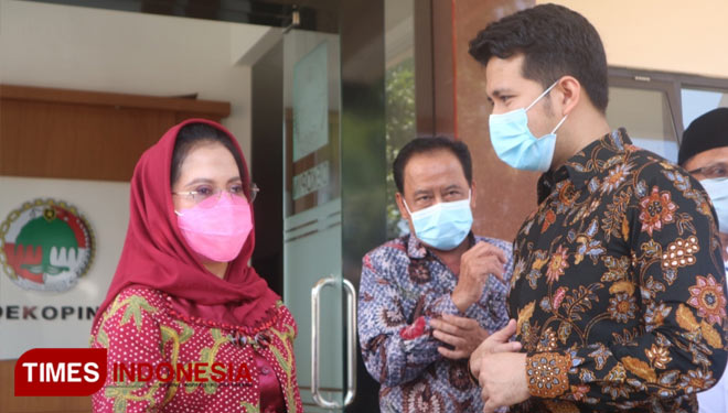 Ketum Dekopin Dr Sri Untari bersama Wagub Jatim Emil usai pelantikan pengurus baru Dekopinwil Jatim di Graha Dekopin, Jalan Raya Juanda, Jumat (16/10/2020).(Foto : Lely Yuana/TIMES Indonesia) 