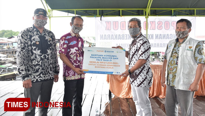 Manager Humas Pupuk Kaltim, Sugeng Suedi menyerahkan bantuan kepada Lurah Bontang Kuala (Foto: Humas Pupuk Kaltim For TIMES Indonesia)