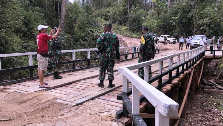 Igas saat menjelaskan Kondisi Jembatan Sebelum Dibangun Satgas TMMD Kodim Sintang (FOTO: ajp.TIMES Indonesia)