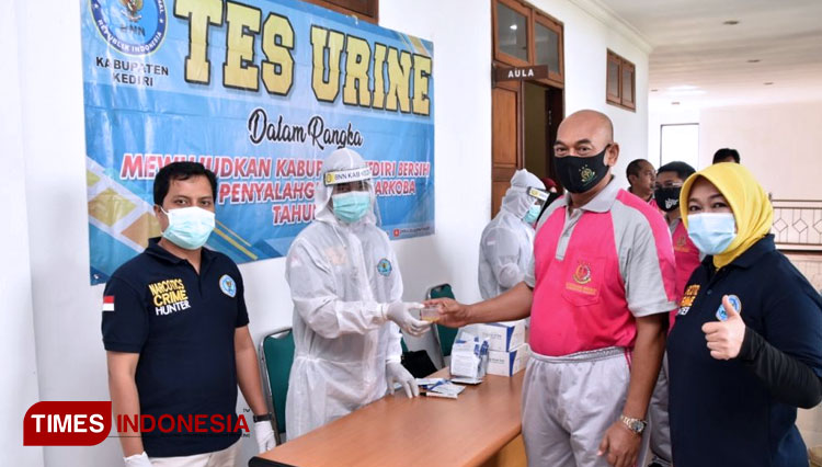 BNN Kabupaten Kediri sidak tes urin seluruh pegawai kejaksaan negeri Kabupaten Kediri. (FOTO: AJP TIMES Indonesia)
