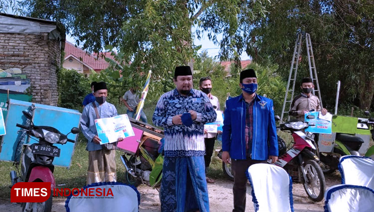 Anggota DPR RI Ra Hasani ketika memberikan bantuan modal usaha bagi pelaku UMKM di Kabupaten Bangkalan. (FOTO: Doni Heriyanto/TIMES Indonesia)