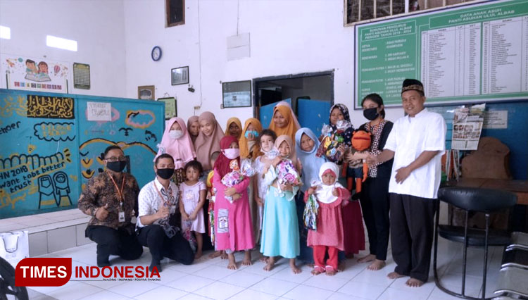 Team Universitas Ciputra Surabaya mengajak mendongeng untuk anak-anak di tengah pandemi. (FOTO: AJP/TIMES Indonesia)