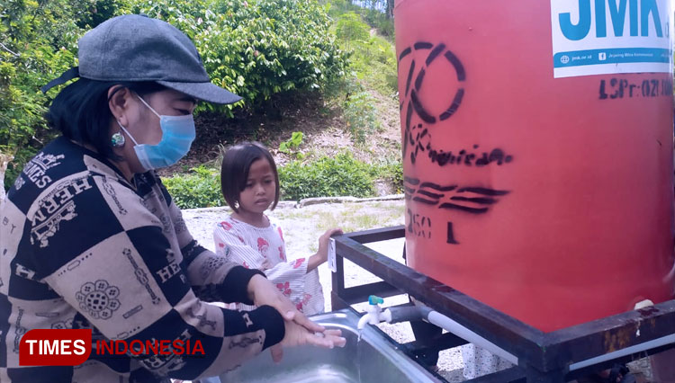 Lead Recovery PKBI JMK OXFAM, Yospina Liku La’bi turun langsung mengajarkan anak-anak mencuci tangan. (FOTO: Dok. PKBI JMK Oxfam for Times Indonesia)