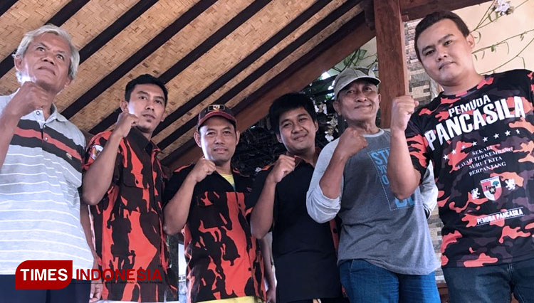 Ketua MPC Pemuda Pancasila Banyuwangi, Zamroni SH (tengah) bersama sejumlah aktivis senior Bumi Blambangan. (Foto: Dokumentasi TIMES Indonesia)