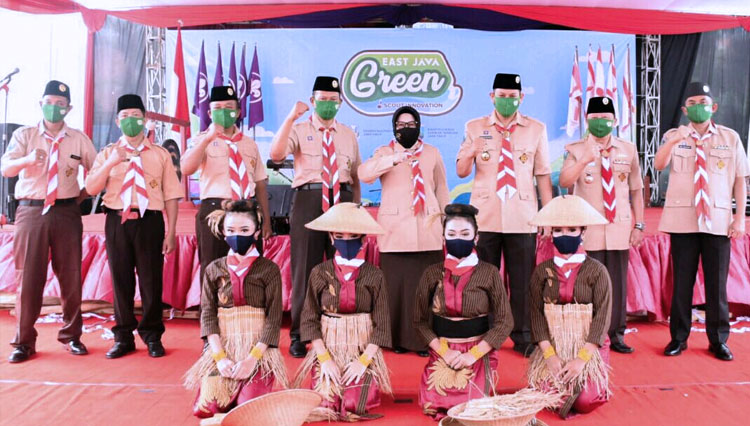 Walikota Kediri bersama anggota gerakan Pramuka pada kegiatan penutupan East Java Green Scout Innovation 2020 (FOTO: Humas Pemkot Kediri)