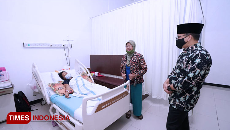 Bupati Banyuwangi Abdullah Azwar Anas sedang menjenguk di rumah sakit (Foto : Rizki Alfian/ TIMESIndonesia)