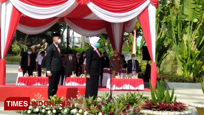 Wali Kota Batu, Dra Hj Dewanti Rumpoko MSi saat memimpin Apel Hari Jadi Kota Batu. (Muhammad Dhani Rahman/TIMESINDONESIA)