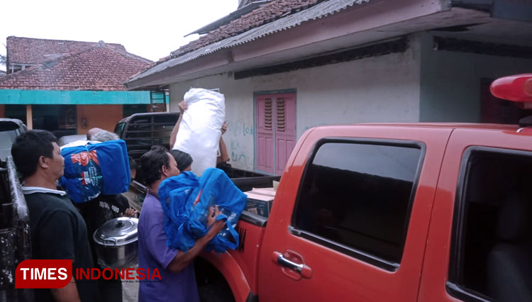 Tim dari BPBD Banjarnegara menyerahkan bantuan logistik pada korban kebakaran di Desa Rakitan, Madukara, Banjarnegara. (FOTO: BPBD Banjarnegara for TIMES Indonesia)