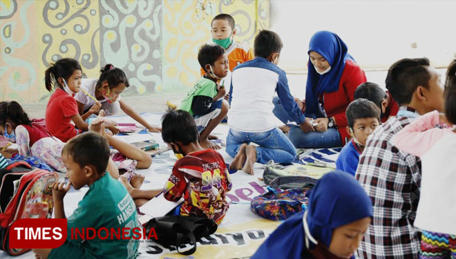 Kegiatan Duta Gemarikan Tuban Mengajar anak pesisir di Tuban, Sabtu,(17/10/2020). (Foto: Achmad Choirudin/TIMES Indonesia)