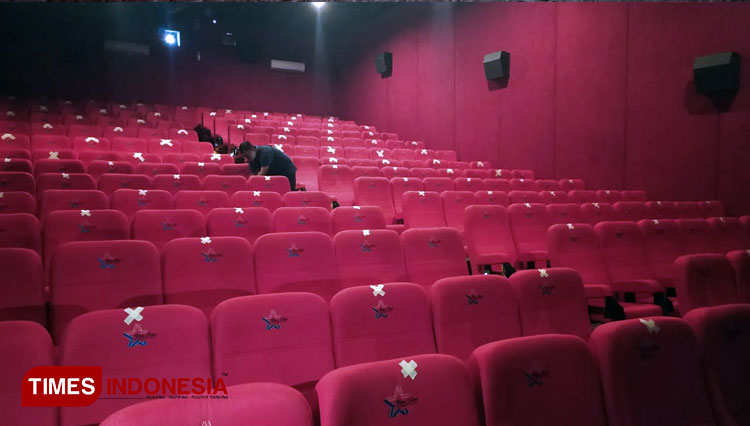 Tanda silang ditempelkan pada kursi studio bioskop Lamongan Plaza untuk memberikan jarak antar penonton, Sabtu (17/10/2020). (FOTO: MFA Rohmatillah/ TIMES Indonesia)