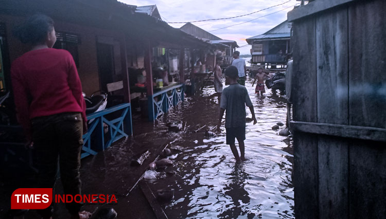 Gelombang laut menerjang sepanjang talud di Desa Daruba Pulau Morotai membuat seluruh rumah tergenang air laut. (Foto: Abdul H Husain/TIMES Indonesia)