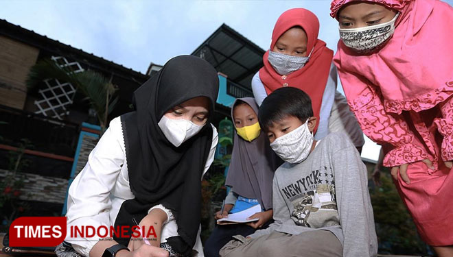 Ipuk Fiestiandani sedang mengajari anak-anak. (FOTO: Ipuk for TIMES Indonesia)