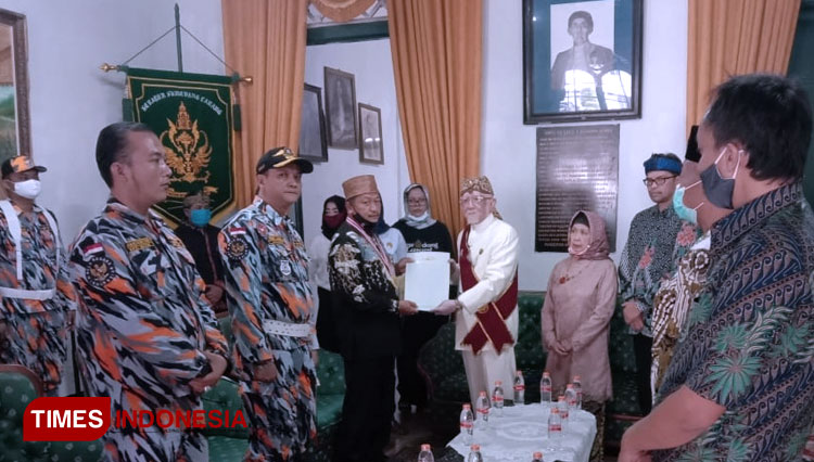Pihak Keraton Sumedang Larang saat memberikan SK Anggota Dewan Kehormatan kepada Ketua Umum LSM GMBI Moh Fauzan Rachman (FOTO: Alan Dahlan/TIMES Indonesia) 