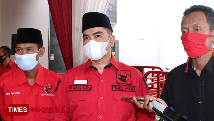 Nasyirul Falah Amru, anggota DPR RI PDI Perjuangan Dapil X Gresik-Lamongan usai konsolidasi partai dan membagikan 26 unit kendaraan roda tiga di Kantor Sekretariat DPC DPI Perjuangan, Sabtu (17/10/2020), (Foto: Moch. Nuril Huda/TIMES Indonesia)