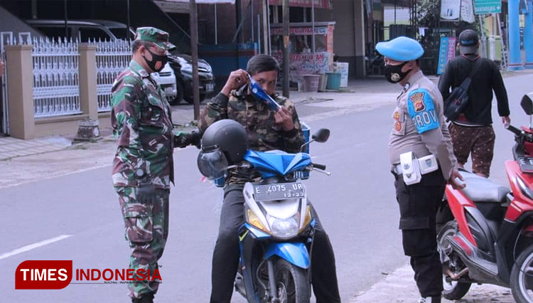 Petugas TNI-Polri di Kabupaten Majalengka, menggelar Operasi Yustisi dalam rangka mengedukasi masyarakat dalam disipilin protokol kesehatan. (Foto: Jaja Sumarja/TIMES Indonesia)