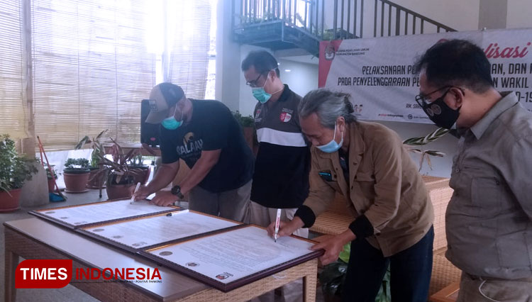 PWI Kabupaten Bandung dan IJTI Korda Bandung Raya mendeklarasikan diri mendukung terselenggaranya Pilkada Kabupaten Bandung yang aman, sehat dan damai. (FOTO: PWI Kabupaten Bandung)