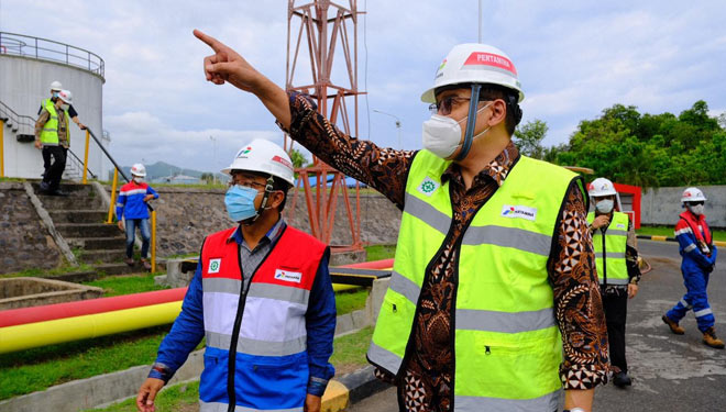 Direktur Human Capital PT Pertamina (Persero) Koeshartanto memastikan distribusi energi di bagian Bali, dalam kondisi baik. (Foto: Pertamina MOR V) 