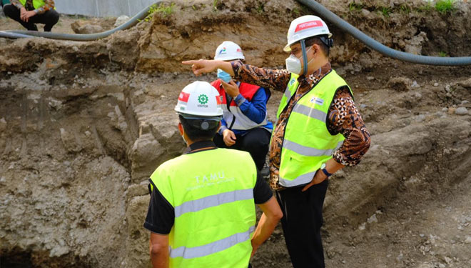Jajaran Direksi Pertamina meninjau sarana operasional distribusi energi di wilayah Provinsi Bali, Kamis (15/10/2020). (foto: Dok.Pertamina) 