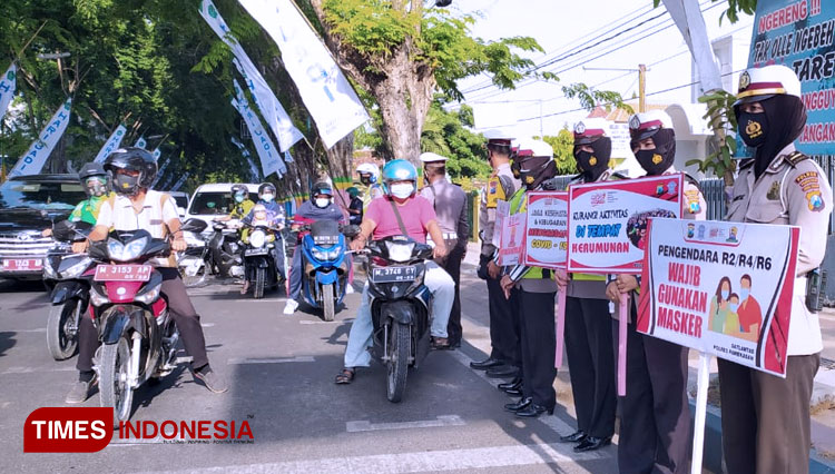 Satlantas Polres Pamekasan mensosialisasikan terkait protokol kesehatan di Jalan Jokotole, Kabupaten Pamekasan.(Foto; Akhmad Syafi'i/TIMES Indonesia)