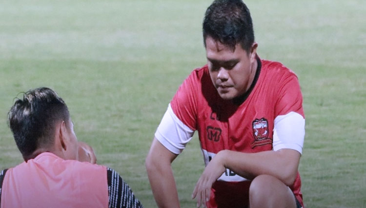 Remedi saat memberikan Massage kepada salah satu pemain Madura United FC di lapangan (foto: Dokumen/Madura United)