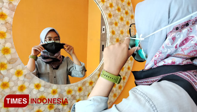 Sarrah Utami Bachrum sedang memakai masker kain yang didalamnya sudah terpasang masker medis ( Foto : Ayu Lestari/ Times Indonesia) 