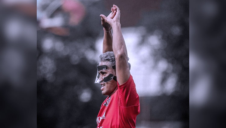 Gelandang Bali United, Sidik Saimima terlihat tampil berbeda dalam beberapa kali sesi latihan Bali United, lantaran dia memakai topeng. (foto: Instagram/Sidik Saimima)