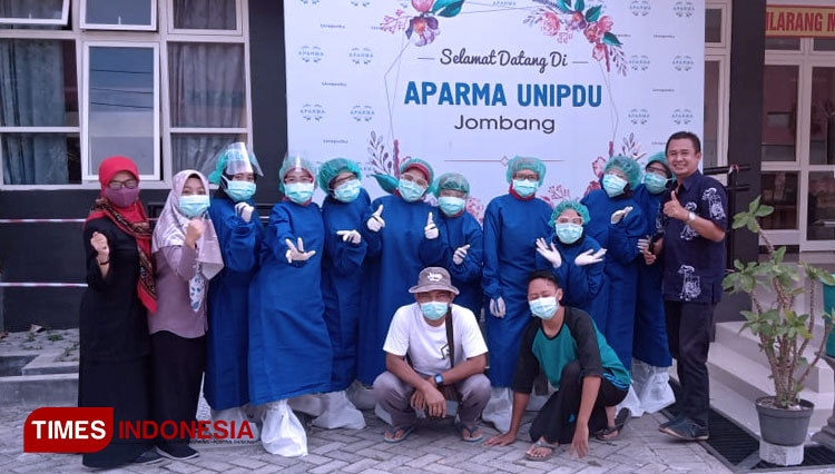Tim Medis saat yang bekerja di Aparma Unipdu Jombang. (foto: Rohmadi/TIMES Indonesia)