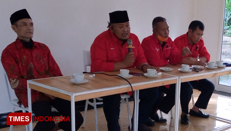 Wahyu Hidayat anggota DPRD Banjarnegara Fraksi PDI Perjuangan lakukan reses dengan konstituennya di Rumah Makan Bu Mansur Banjarnegara. (FOTO: Muchlas Hamidi/TIMES Indonesia)
