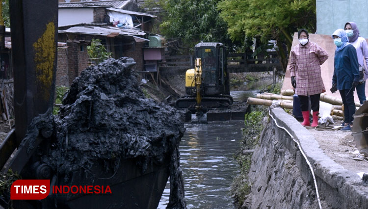 Pembersihan saluran air di wilayah Pakis, Surabaya. (Foto: Humas Pemkot Surabaya for TIMES Indonesia)
