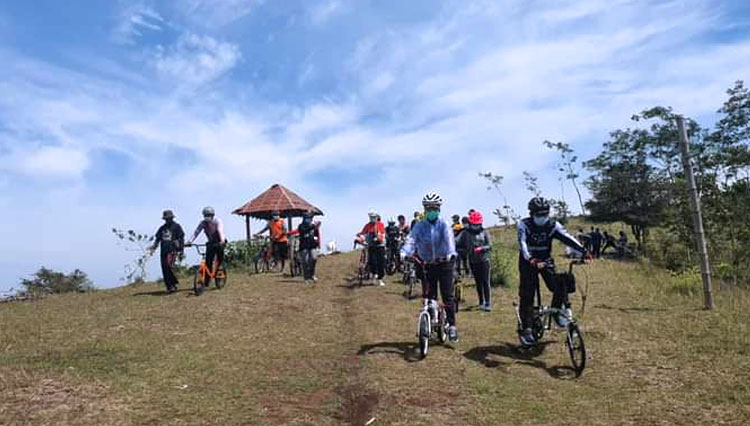 Bupati Probolinggo bersama komunitas gowes saat di Bukit Dami. (Foto: Humas Pemkab Probolinggo) 