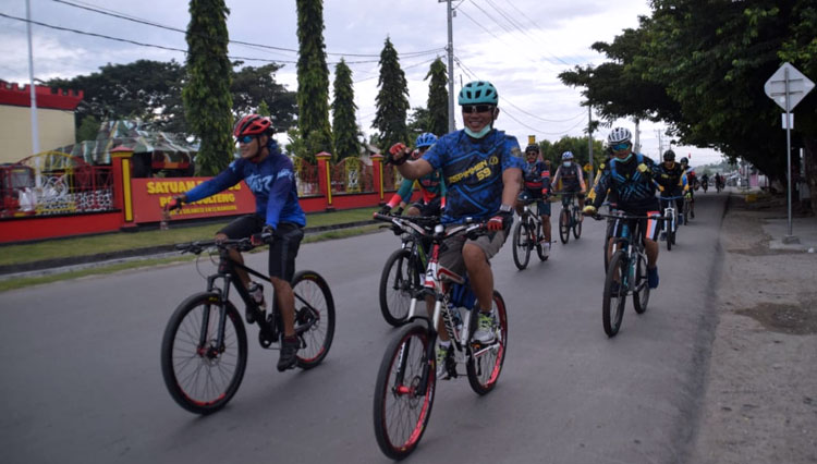 Jajaran Polres Palu saat mengikuti Gowes Fun Bike. (Foto: Humas Polres Palu for TIMES Indonesia)