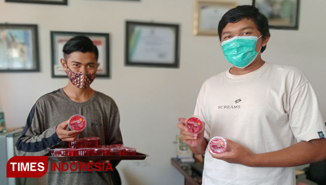 Siswa SMK PP Negeri 1 Tegalampel Bondowoso menunjukkan hasil produksi minuman minrose. Minuman berbahan dasar bunga Rosella ini dapat meningkatkan daya tahan tubuh di tengah pandemi Covid-19 (FOTO: Moh Bahri/TIMES Indonesia).