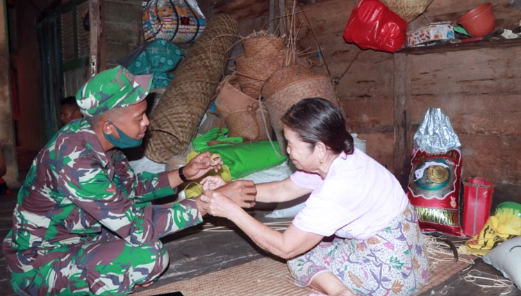 Tina membuatkan Gelang Rotan Untuk Kopda Wahyudi. (FOTO: AJP TIMES Indonesia)