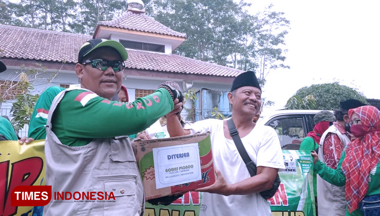 Pemberian paket sembako secara simbolis oleh Ketua Goweser Jombang kepada ketua yayasan GKC Sumbermulyo, Jogoroto, Jombang (FOTO: Rohmadi/TIMES Indonesia)