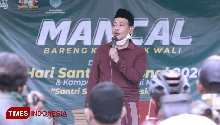 KH Moh. Hasan Mutawakkil Alallah saat memberi tausiyah di acara mancal bareng Hari Santri Nasional 2020 (foto: Ryan/TIMES Indonesia)