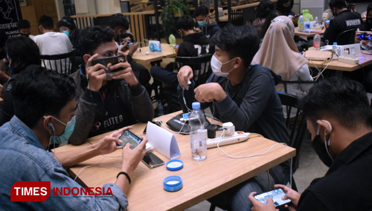 Peserta kompetisi E-Sport yang diselenggarakan HIPMI Jember tengah adu kebolehan bermain PUBG Mobile bersama. (Foto: HIPMI Jember for TIMES Indonesia)
