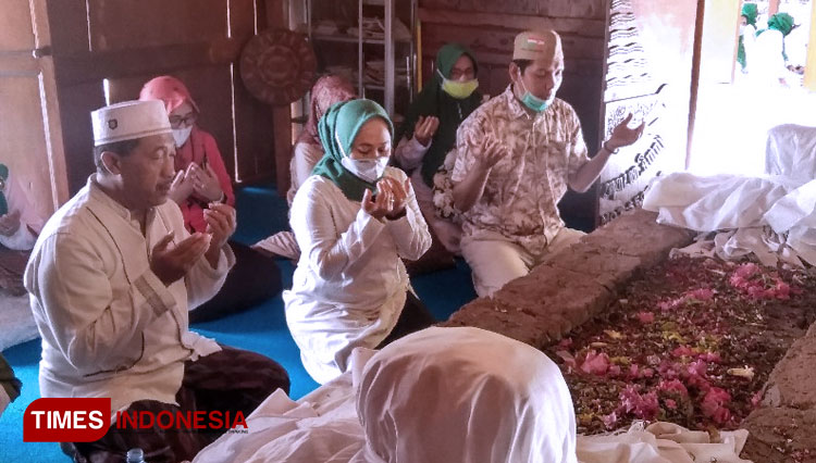 Kartika Hidayati, Cabup Lamongan nomor urut 3, tabarukan di makam Syekh Ahmad Hisyamudin bin Sunan Ampel, Minggu (18/10/2020). (FOTO: Moch. Nuril Huda/TIMES Indonesia)